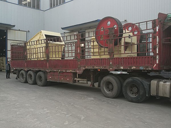 新型小型可移动破碎机图纸
