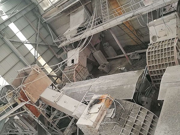 大型普通移动破碎站工作视频