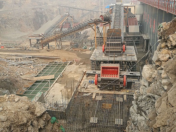 重庆锤击移动破碎站工作现场