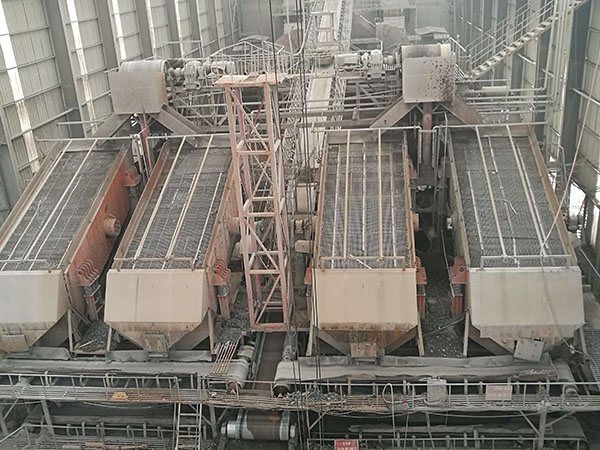甘肃鄂式移动破碎站工作现场